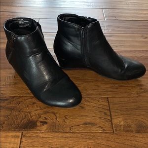 Preowned women’s dress / casual ankle boots